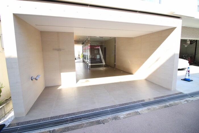 物件外観写真4　(エントランス部分)