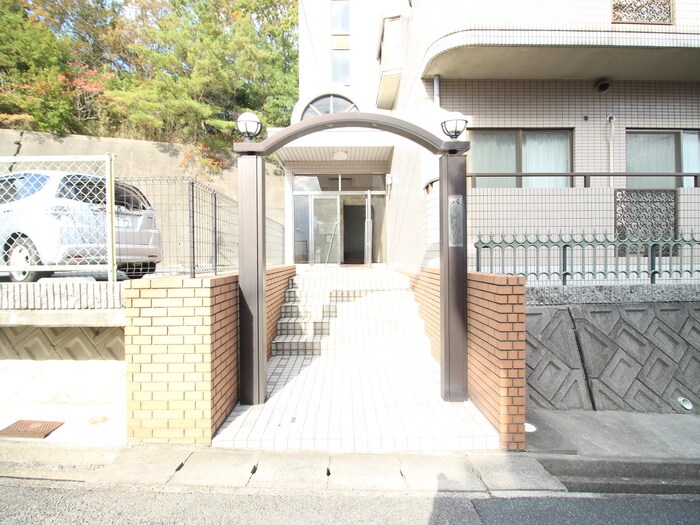 物件外観写真2　(エントランス部分)