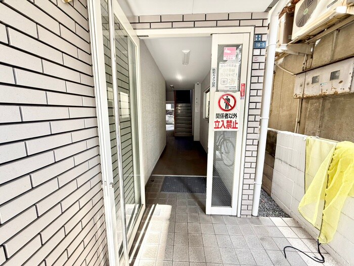 物件外観写真3　(エントランス部分)