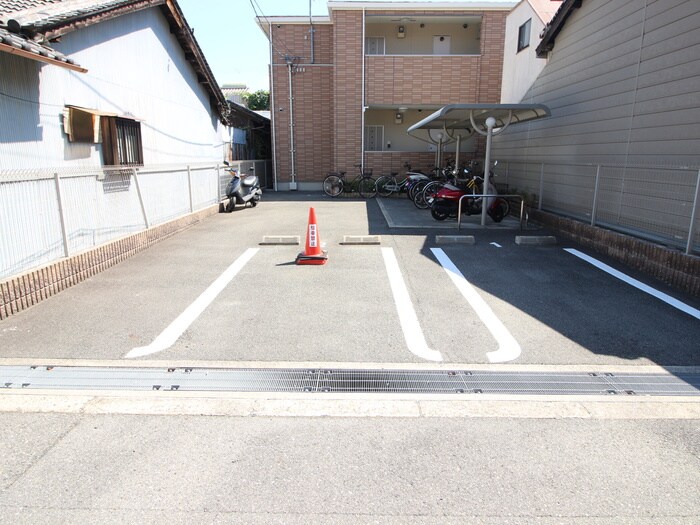 物件外観写真3　(駐車場)