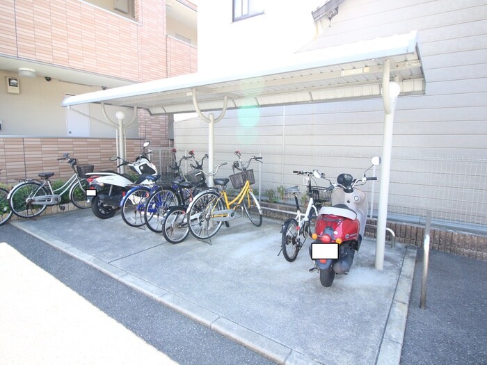 物件外観写真4　(駐輪場)