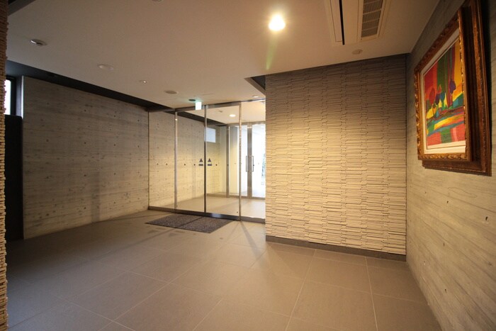 物件外観写真3　(エントランス部分)