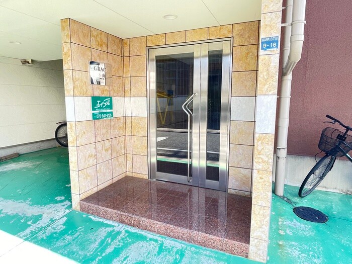 物件外観写真3　(エントランス部分)