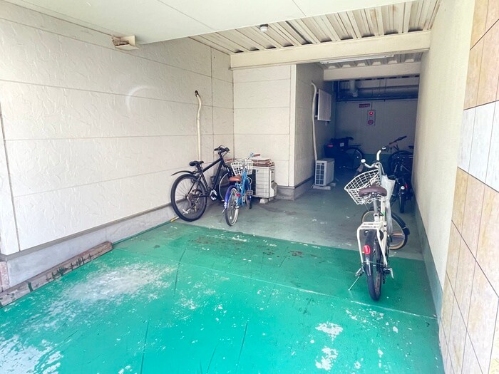 物件外観写真4　(駐輪場)