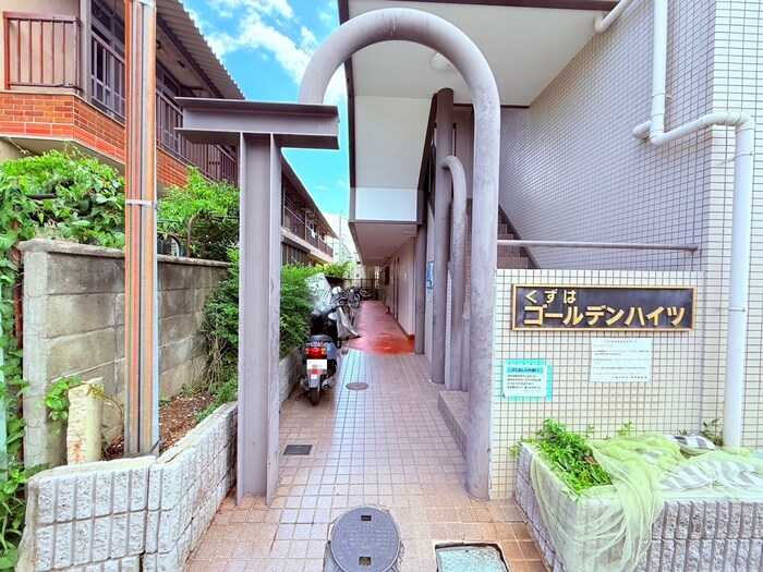 物件外観写真4　(エントランス部分)