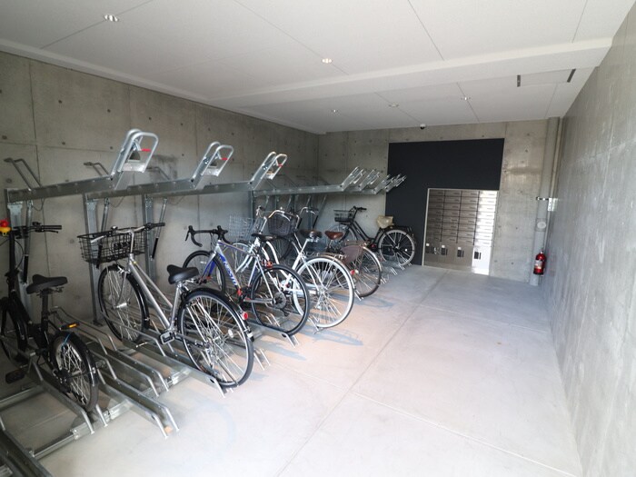 物件外観写真5　(駐輪場)