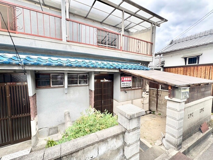 物件外観写真2　(エントランス部分)