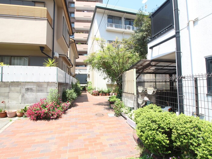 物件外観写真2　(エントランス部分)