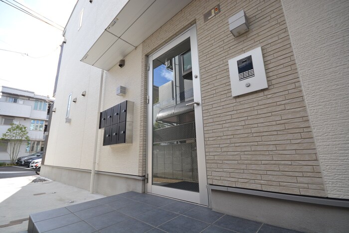 物件外観写真2　(エントランス部分)