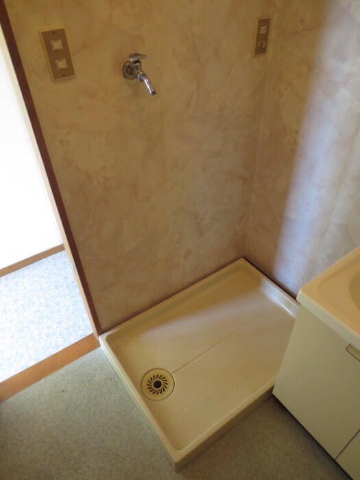 物件内観写真10　(洗濯機置場)