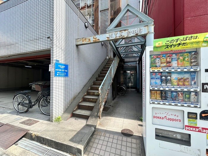 物件外観写真4　(エントランス部分)