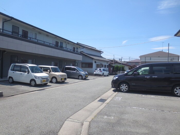 物件外観写真2　(駐車場)