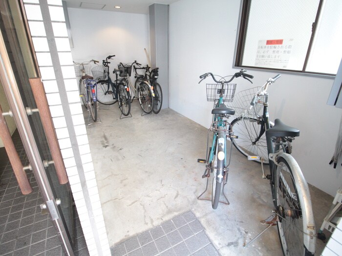 物件外観写真3　(駐輪場)