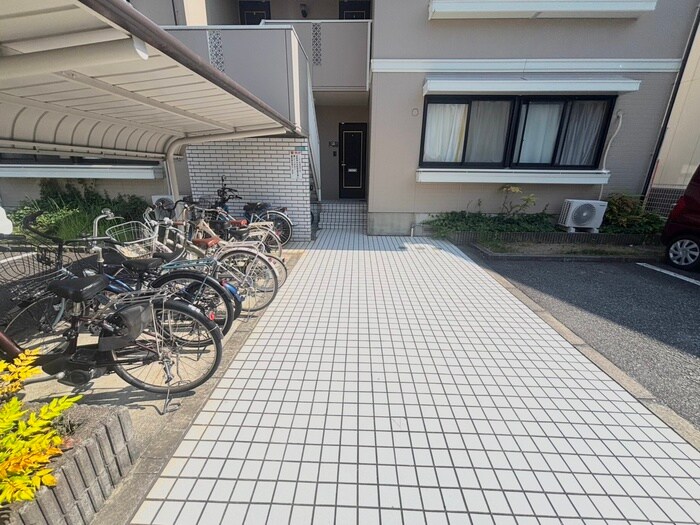 物件外観写真3　(エントランス部分)