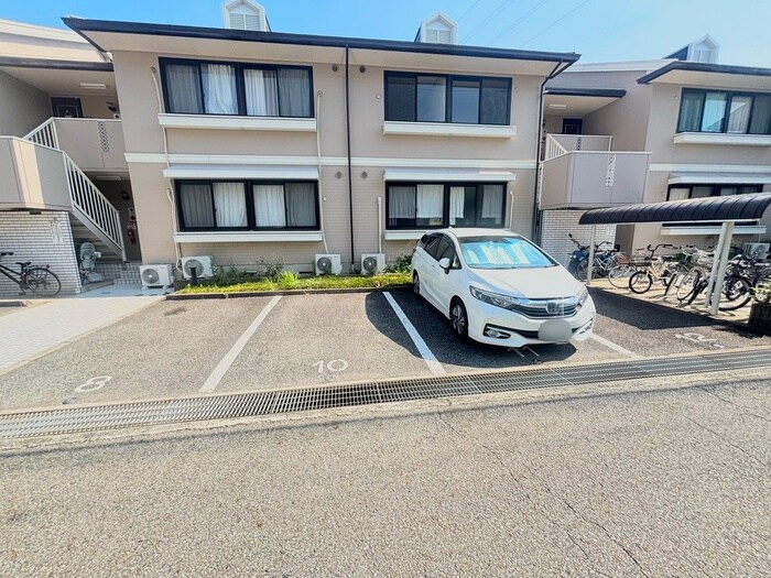 物件外観写真5　(駐車場)