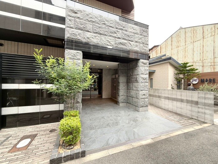 物件外観写真2　(エントランス部分)