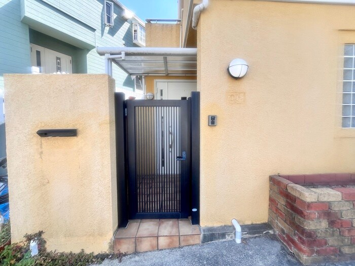 物件外観写真3　(エントランス部分)