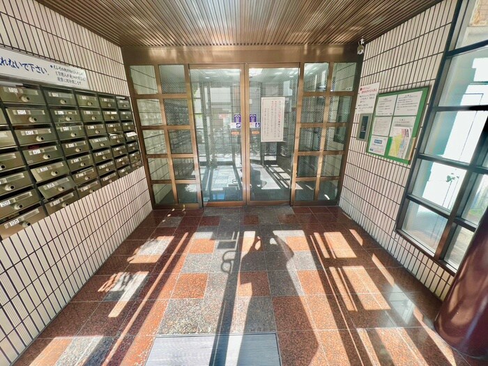 物件外観写真2　(エントランス部分)