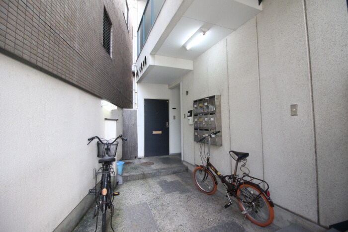 物件外観写真4　(エントランス部分)