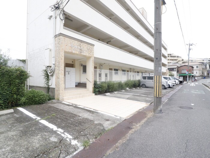 物件外観写真4　(駐車場)