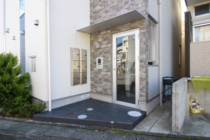 物件外観写真3　(エントランス部分)