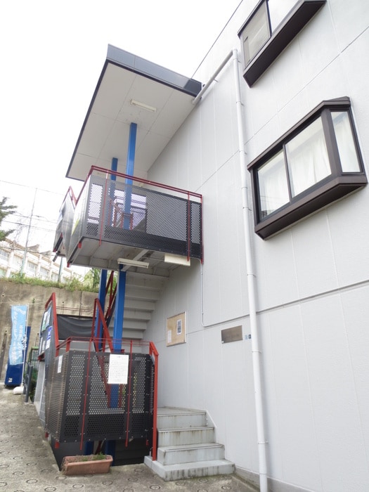 物件外観写真3　(エントランス部分)