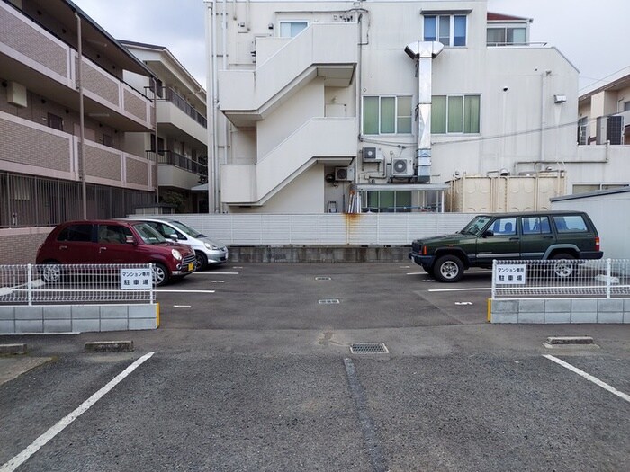 物件外観写真4　(駐車場)