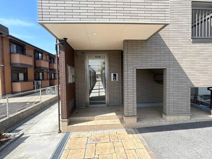 物件外観写真4　(エントランス部分)