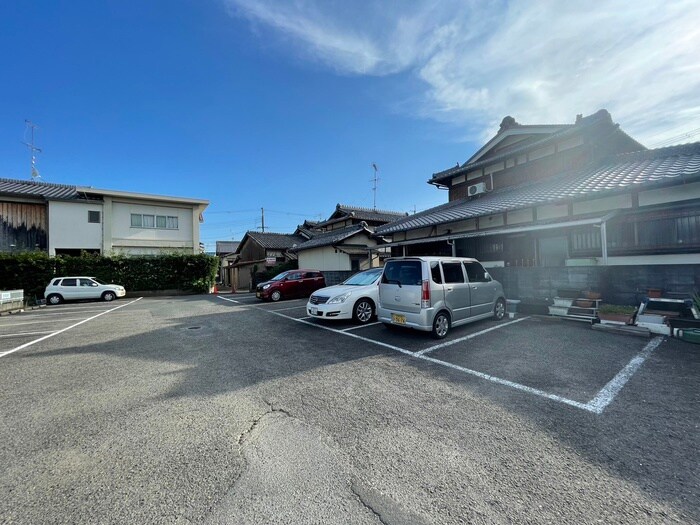 物件外観写真2　(駐車場)