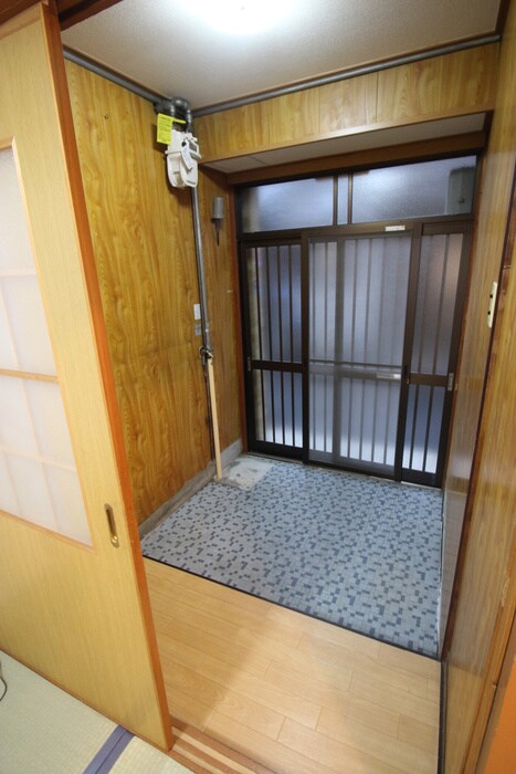 物件内観写真4　(玄関)