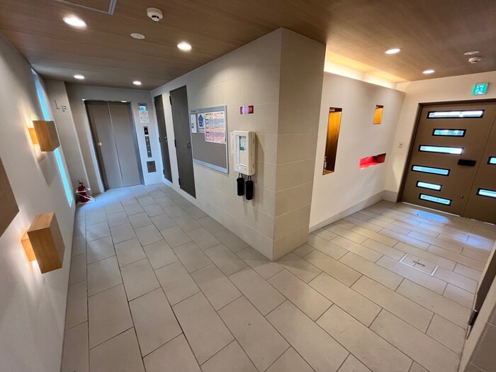 物件外観写真3　(エントランス部分)