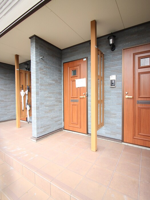 物件外観写真2　(エントランス部分)