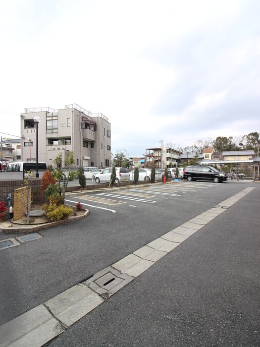 物件外観写真5　(駐車場)