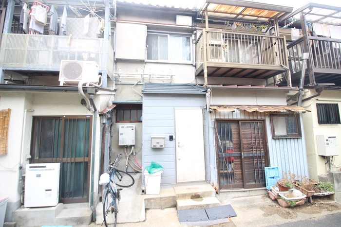 物件外観写真2　(エントランス部分)