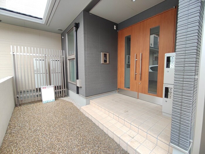 物件外観写真4　(エントランス部分)