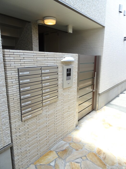 物件外観写真2　(エントランス部分)