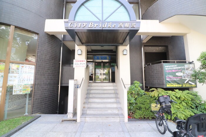 物件外観写真2　(エントランス部分)