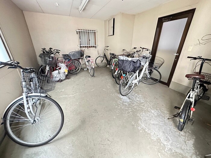 物件外観写真4　(駐輪場)