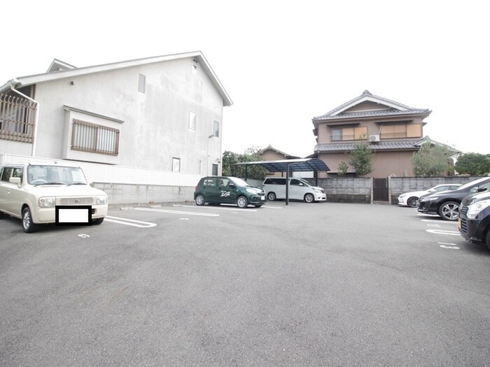 物件外観写真5　(駐車場)