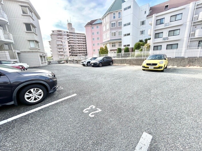 物件外観写真2　(駐車場)