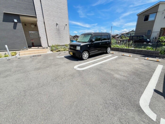 物件外観写真4　(駐車場)