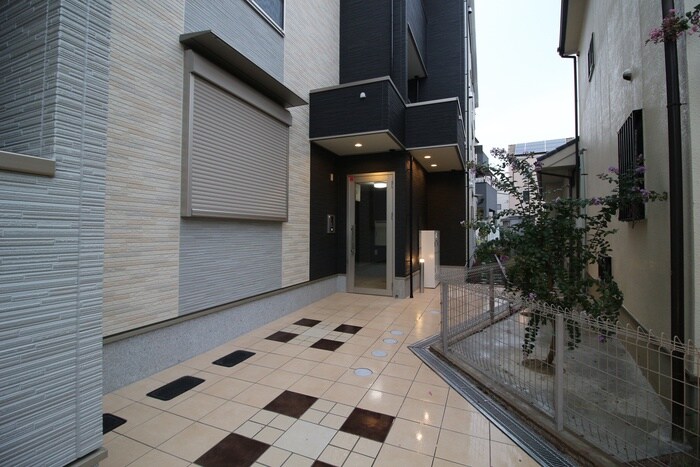 物件外観写真2　(エントランス部分)