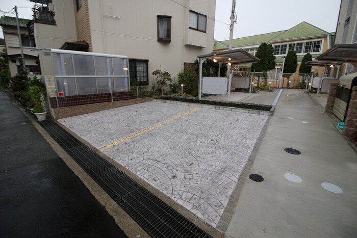 物件外観写真5　(駐車場)