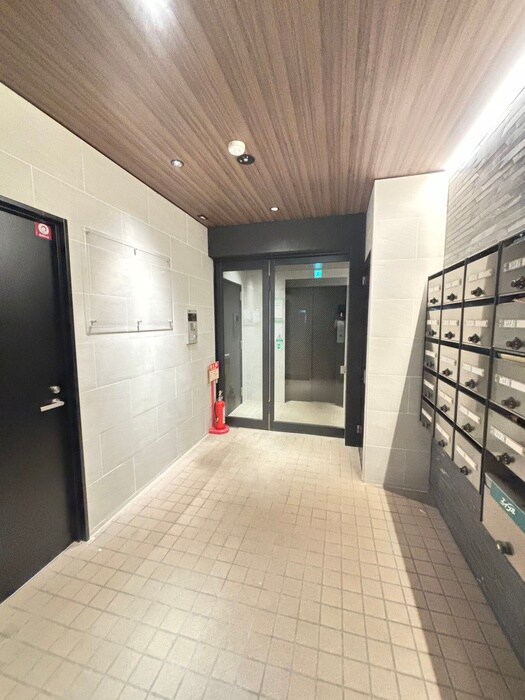 物件外観写真3　(エントランス部分)