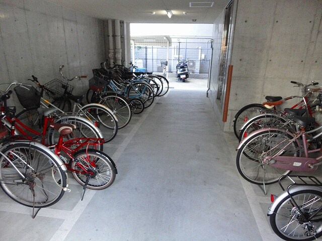 物件外観写真3　(駐輪場)