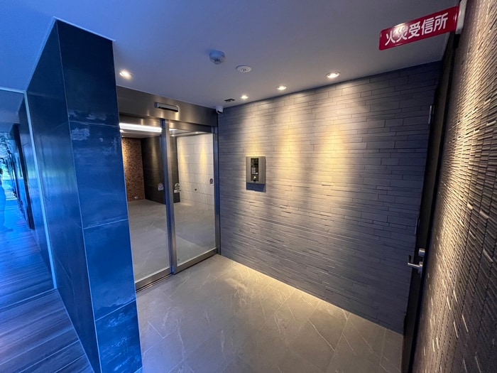 物件外観写真3　(エントランス部分)