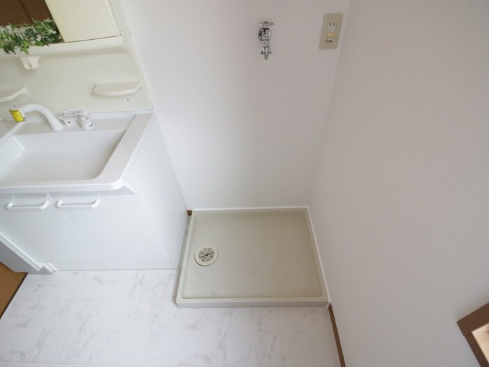 物件内観写真8　(洗濯機置場)