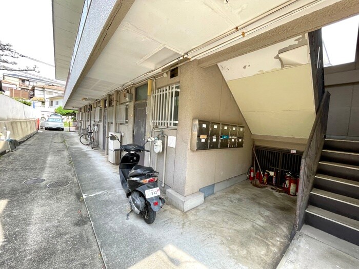 物件外観写真4　(エントランス部分)