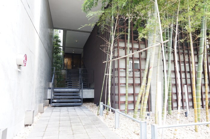 物件外観写真2　(エントランス部分)