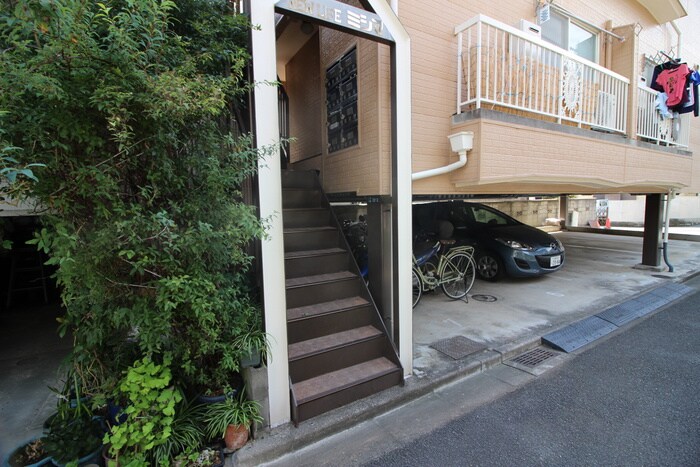 物件外観写真3　(エントランス部分)